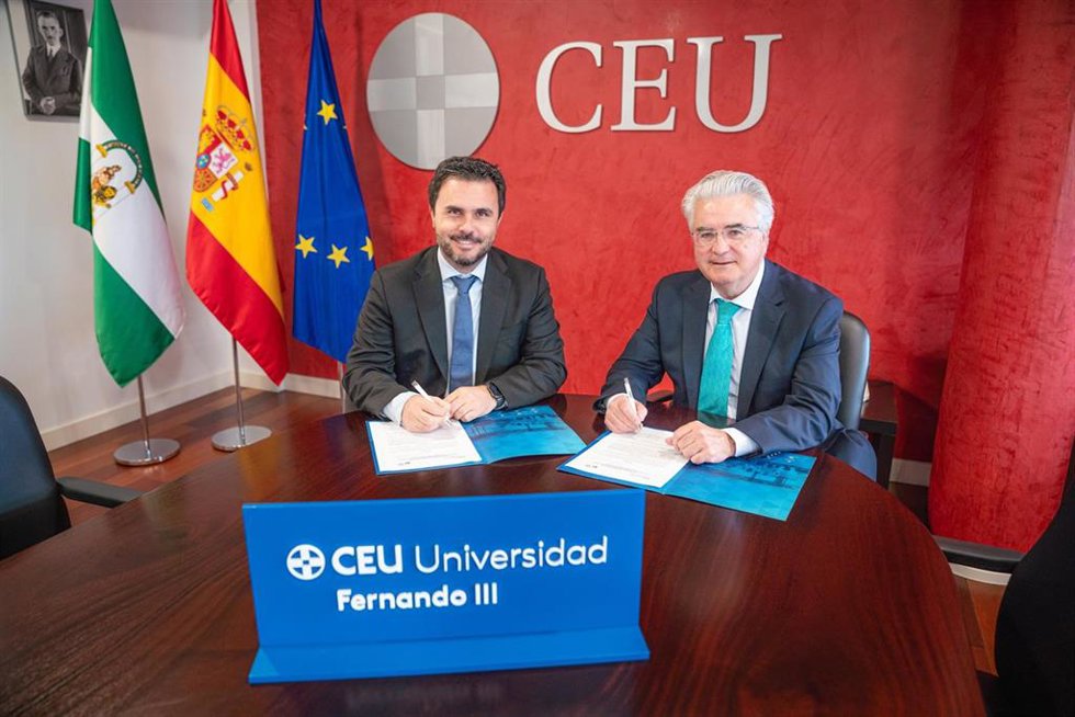 Pablo Morillo, director general de la Fundación José Manuel Lara, y Juan Jurado, vicepresidente de la Fundación Universitaria Fernando III, tras la firma del convenio.