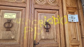 Pintada en la puerta del Ayuntamiento de Talavera de la Reina.