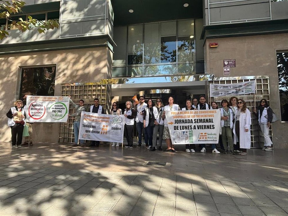 Archivo - CESM se concentra ante la conselleria de Sanidad para exigir las 35 horas