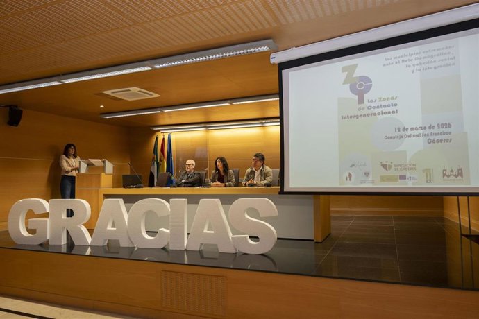 Inauguración de la jornada  'Los municipios extremeños ante el reto demográfico, la cohesión social y la integración. Las Zonas de Contacto Intergeneracional',  que se ha celebrado en Cáceres