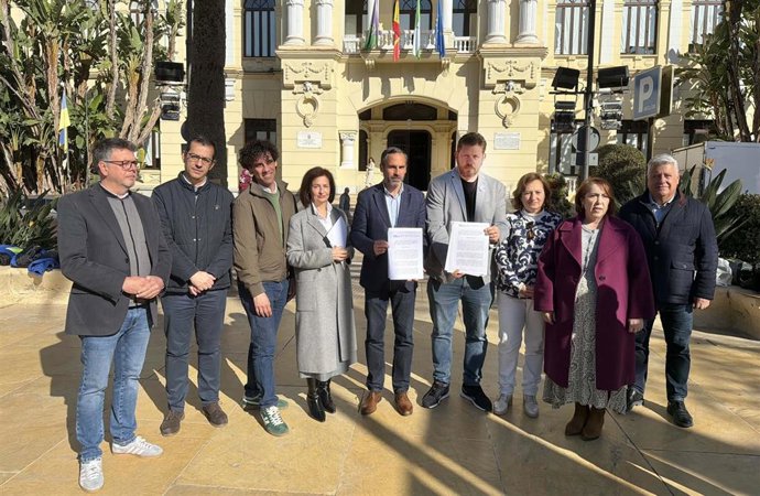 Los portavoces de los grupos municipales del PSOE y de Con Málaga, Daniel Pérez y Nicolás Sguiglia respectivamente, presentan una moción conjunta
