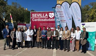Foto de familia, con la delegada municipal Blanca Gastalver en el centro, con ocasión de una nueva edición de la jornada ‘Sevilla Cardiosaludable’.