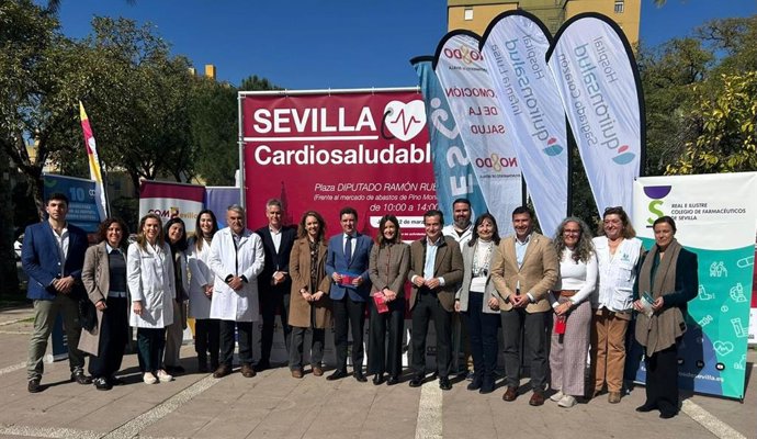 Foto de familia, con la delegada municipal Blanca Gastalver en el centro, con ocasión de una nueva edición de la jornada ‘Sevilla Cardiosaludable’.