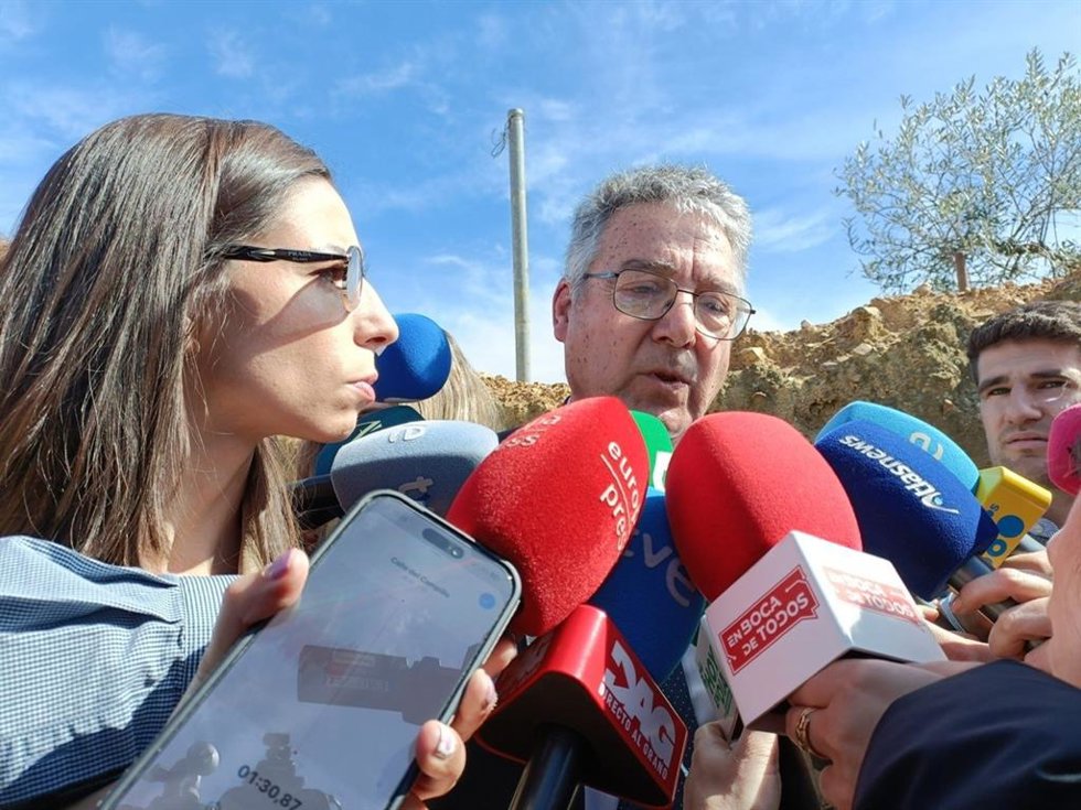 El abogado de los dos detenidos en Hornachos atiende a los medios tras el registro de la finca