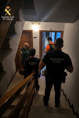 Agentes de la Guardia Civil en el domicilio donde han detenido a la mujeres que presuntamente ha estafado 27.000 euros a la persona que cuidaba en Santa Lucía de Tirajana (Gran Canaria)
