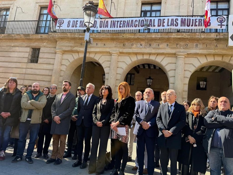 Ana Redondo, durante el minuto de silencio en Miranda de Ebro.