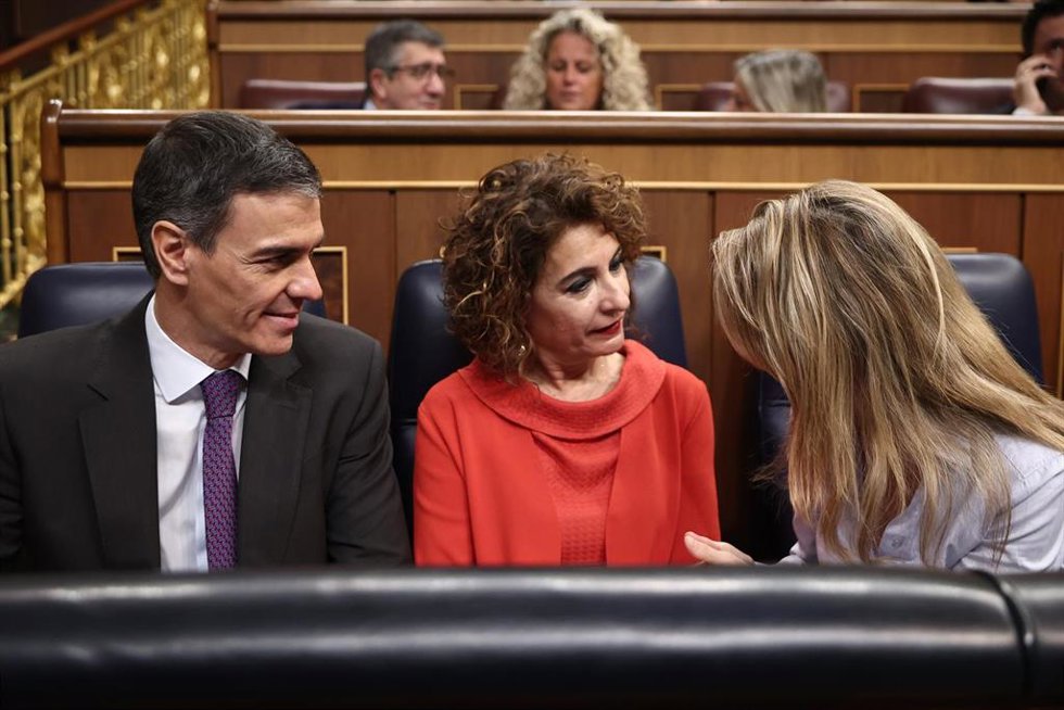 (I-D) El presidente del Gobierno, Pedro Sánchez; la vicepresidenta primera y ministra de Hacienda, María Jesús Montero, y la vicepresidenta segunda y ministra de Trabajo y Economía Social, Yolanda Díaz, durante una sesión de control al Gobierno, en el C