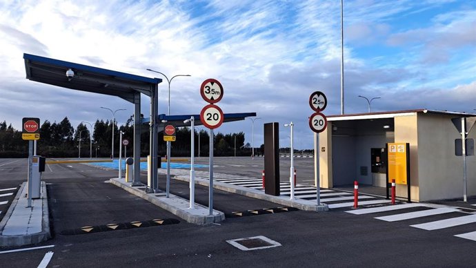 Archivo - Aparcamiento del Aeropuerto de Asturias