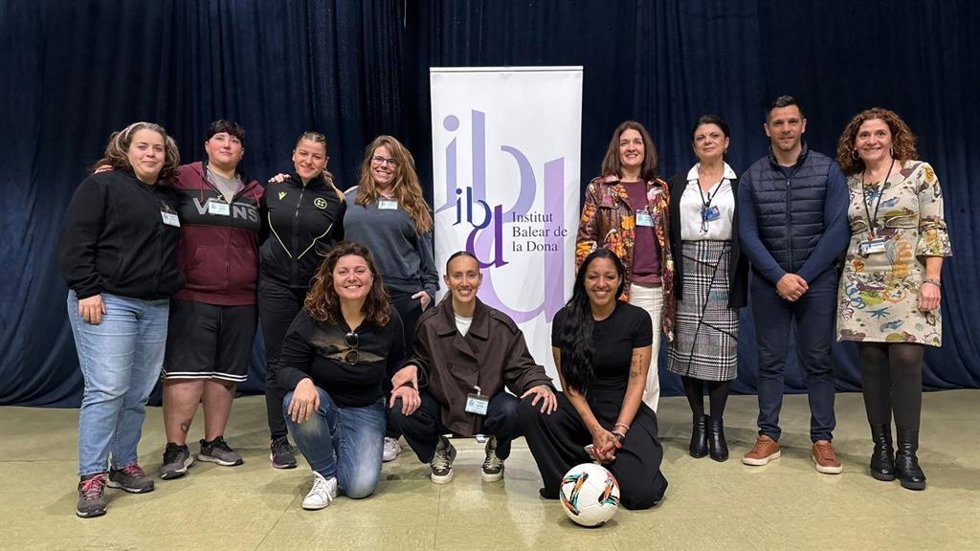 La exfutbolista Virginia Torrecilla y representantes del IbDona durante el acto 'Volver a ti' en la cárcel de Palma.