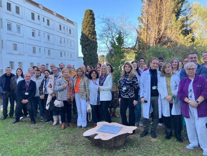 La delegada territorial de la Consejería de Sanidad en Cádiz, Eva Pajares, en la plantación de un árbol en el Hospital de Puerto Real por el Día Mundial del Riñón.