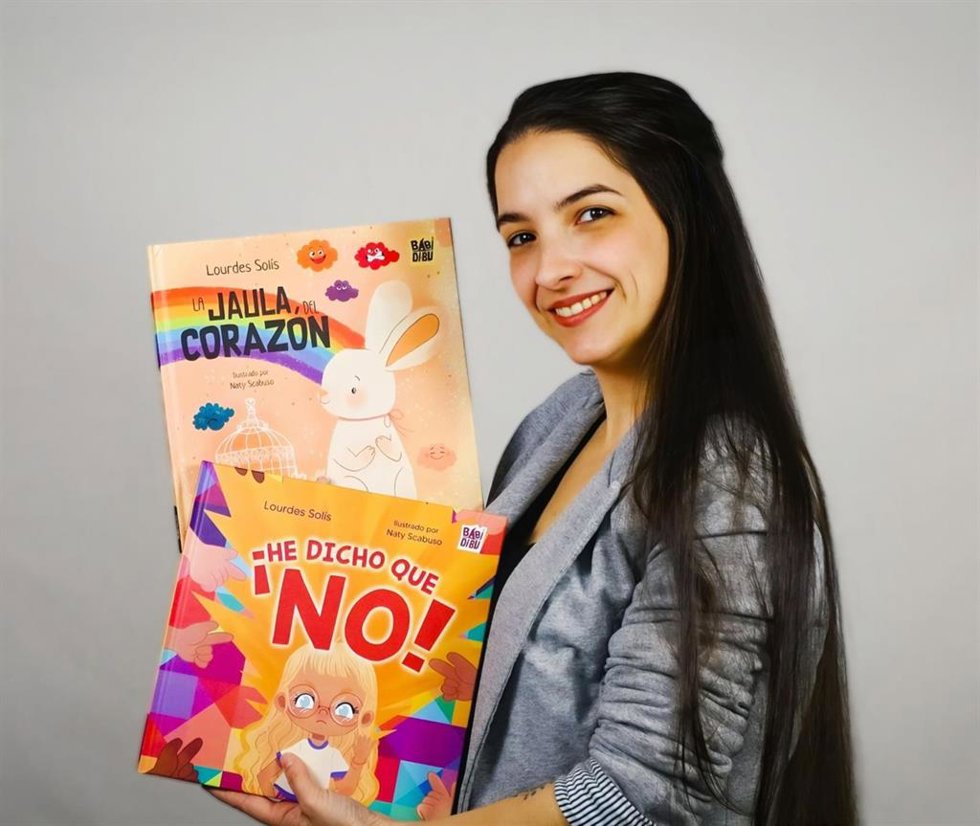 La autora afincada en Guadalajara, Lourdes Solís, con la edición de su libro.