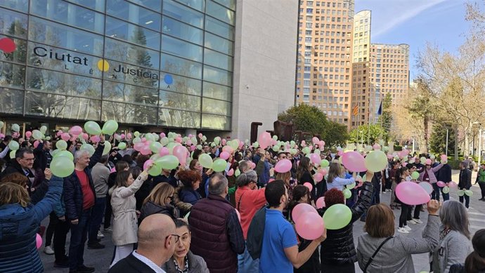 Globotà ante la Ciudad de la Justicia de València