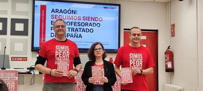 El delegado de CCOO Aragón, Guillermo Herráiz; la secretaria general de la Federación de Enseñanza, Esmeralda Gómez, y el también delegado del sindicato Alfonso Alegre, los tres autores del informe sobre las condiciones laborales del profesorado.