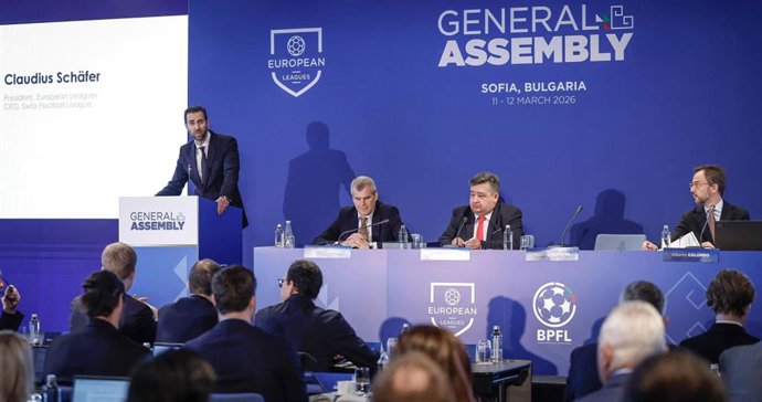 Claudius Schäfer, presidente de Ligas Europeas, se dirige a sus miembros durante la Asamblea General
