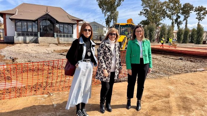 La delegada de Justicia, Administración Local y Función Pública de la Junta, Raquel López (dcha.), en su visita a Peñarroya-Pueblonuevo.