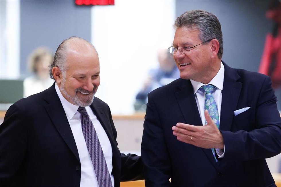 Archivo - El secretario de Comercio de EEUU, Howard Lutnick  (I), y el comisario de Comercio, Maros Sefcovic, conversan en los márgenes de una reunión de ministros de Comercio de la UE en Brsuelas.