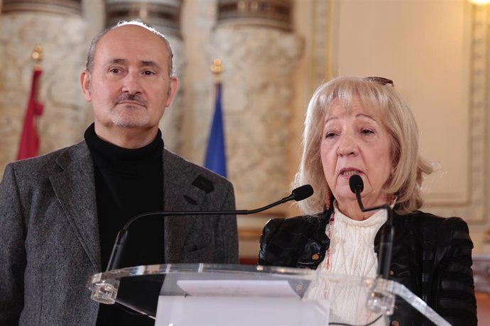El concejal de Salud Pública y Seguridad Ciudadana, Alberto Cuadrado, y la presidenta de Alcer Valladolid, Carmen Martín.