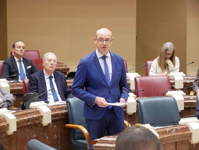 El consejero de Educación y Formación Profesional, Víctor Marín, durante su intervención en la Asamblea Regional