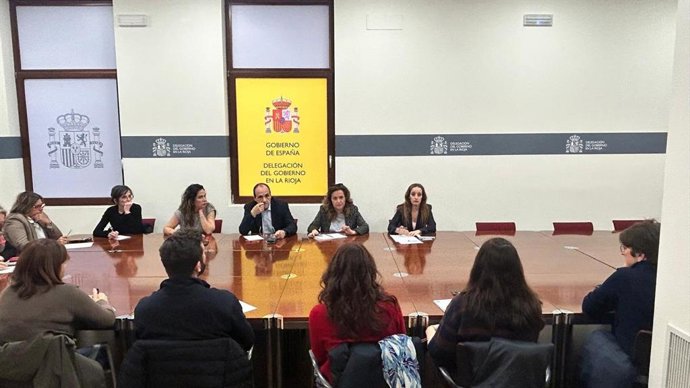 La delegada del Gobierno en La Rioja, Beatriz Arraiz Nalda, ha mantenido esta mañana un encuentro con representantes de las cabeceras de comarca para informarles de los protocolos de colaboración administrativa con la Jefatura Provincial de Tráfico