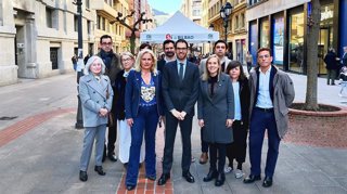 Sergio Sayas (centro) con Esther Martínez (izda) y Amaya Fernández (dcha) junto a concejales y junteros de Bizkaia en Bilbao