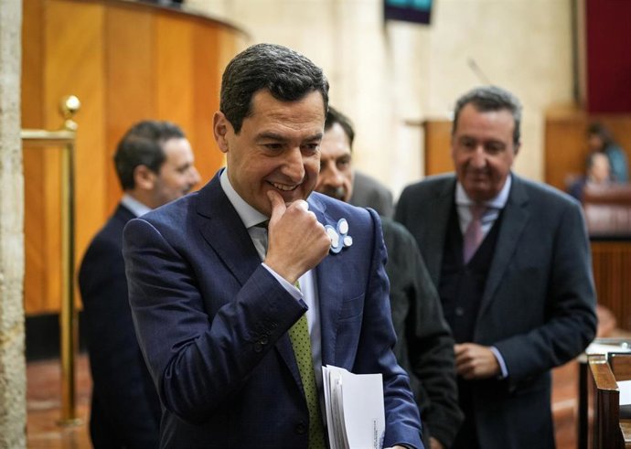 El presidente de la Junta de Andalucía, Juanma Moreno, tras finalizar la sesión de control en el pleno del Parlamento andaluz. A 12 de marzo de 2026 en Sevilla (Andalucía, España). Segunda jornada de Pleno, con Sesión de Control al Gobierno y preguntas de