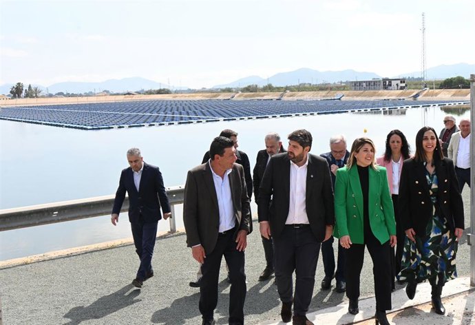 El presidente López Miras inaugura la nueva planta solar flotante de la Comunidad de Regantes del Campo de Cartagena, financiada con ayudas del Gobierno regional