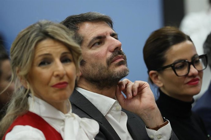 (I-D) La vicepresidenta segunda y ministra de Trabajo y Economía Social, Yolanda Díaz; el ministro de Cultura, Ernest Urtasun y la ministra de Juventud e Infancia, Sira Rego, durante la presentación del libro 'Open Arms, una misión contracorriente', en el