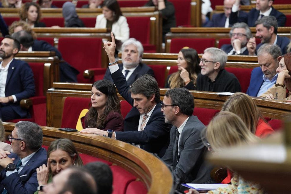 Archivo - Los diputados de Junts, Mnica Sales (i) y Salvador Vergés (c), durante una sesión de control al Govern, en el Parlament de Catalunya, a 19 de noviembre de 2025, en Barcelona, Catalunya (España). El president, Salvador Illa, responde a los gru