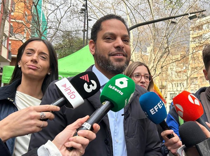 El secretario general de Vox, Ignacio Garriga, en declaraciones a periodistas en Barcelona