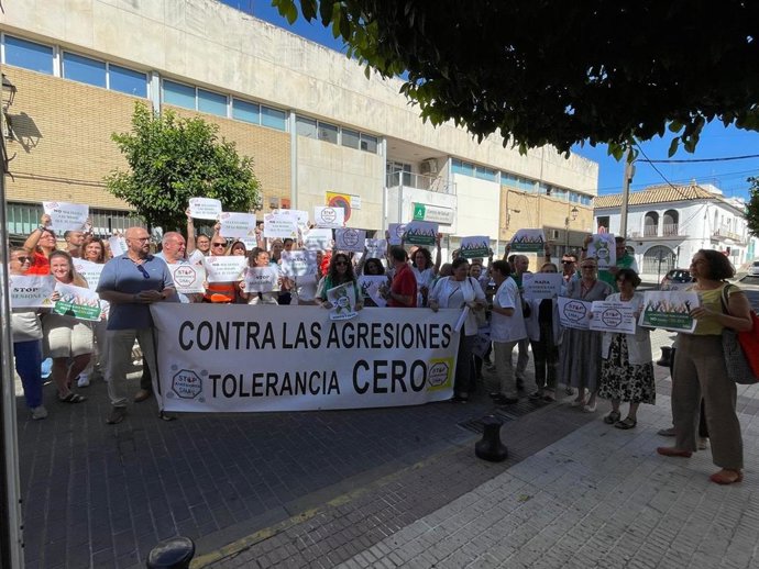 Archivo - Concentración del SNA por una agresión en el centro de salud de San Juan de Aznalfarache (Sevilla).