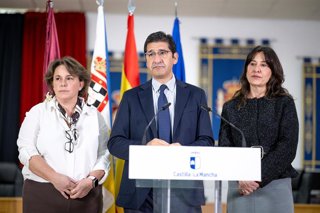 El vicepresidente segundo del Gobierno de Castilla- La Mancha, José Manuel Caballero; y la delegada de la Junta en la provincia de Ciudad Real, Blanca Fernández; informan en rueda de prensa de la acción del Gobierno regional.