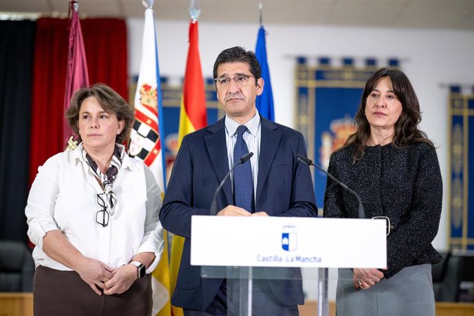 El vicepresidente segundo del Gobierno de Castilla- La Mancha, José Manuel Caballero; y la delegada de la Junta en la provincia de Ciudad Real, Blanca Fernández; informan en rueda de prensa de la acción del Gobierno regional.
