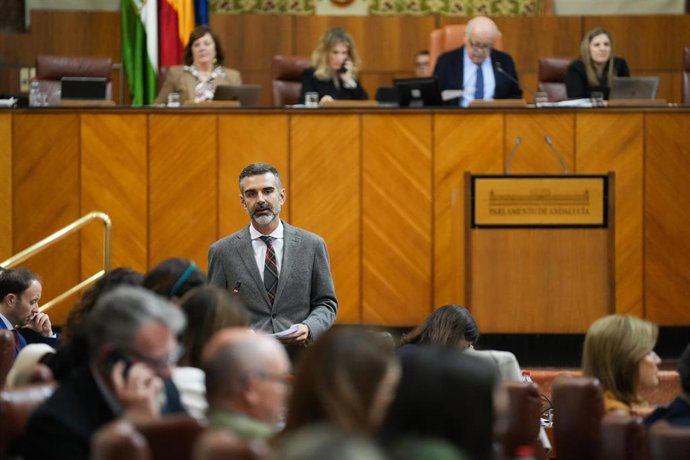 El consejero de Agricultura, Pesca, Agua y Desarrollo Rural de la Junta de Andalucía, Ramón Fernández-Pacheco, interviene desde su escaño en la segunda jornada del Pleno del Parlamento andaluz. 