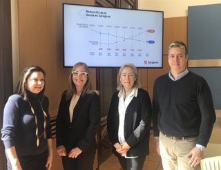 La consejera municipal de Hacienda y Proyectos Europeos del Ayuntamiento de Zaragoza, Blanca Solans,--con gafas blancas--  y su equipo técnico