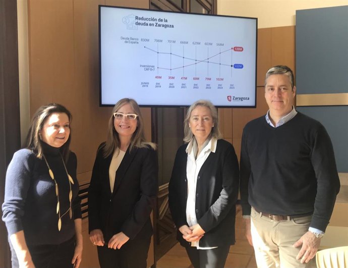 La consejera municipal de Hacienda y Proyectos Europeos del Ayuntamiento de Zaragoza, Blanca Solans,--con gafas blancas--  y su equipo técnico
