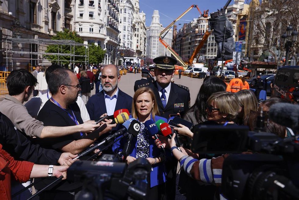 La delegada del Gobierno, Pilar Bernabé, atiende  alos medios en la Plaza del Ayuntamiento