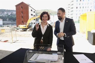 La alcaldesa en funciones de Bilbao, Amaia Arregi, introduce las llaves de la nueva promoción en una urna junto al consejero de Vivienda y Agenda Urbana, Denis Itxaso,