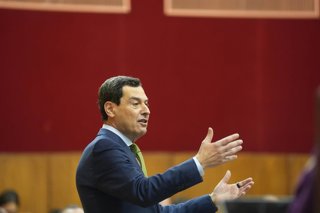 El presidente de la Junta de Andalucía, Juanma Moreno, responde a las preguntas de los grupos políticos en la sesión de control al Gobierno del Parlamento de Andalucía. . A 12 de marzo de 2026 en Sevilla (Andalucía, España). Segunda jornada de Pleno, con 