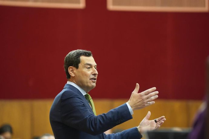 El presidente de la Junta de Andalucía, Juanma Moreno, responde a las preguntas de los grupos políticos en la sesión de control al Gobierno del Parlamento de Andalucía. . A 12 de marzo de 2026 en Sevilla (Andalucía, España). Segunda jornada de Pleno, con 