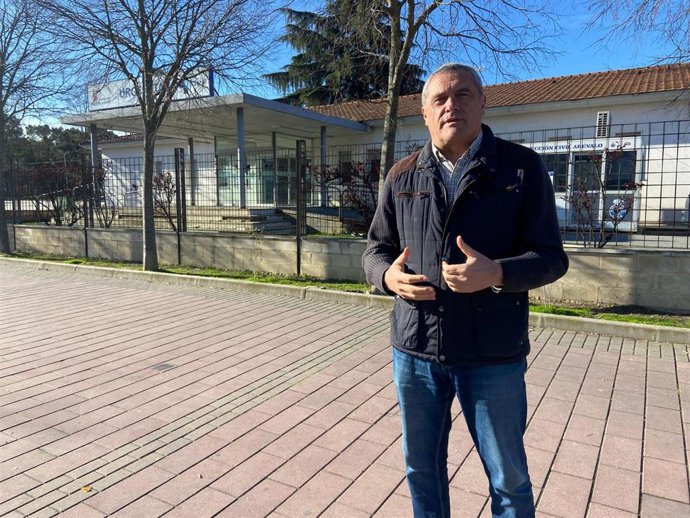 El candidato de Por Ávila a la Presidencia de la Junta, Pedro Pascual, frente al Centro de Salud de Arévalo.