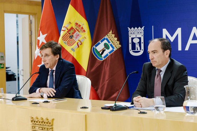 Archivo - El alcalde de Madrid, José Luis Martínez-Almeida (i), y el delegado de Área de Gobierno de Urbanismo, Medio Ambiente y Movilidad, Borja Carabante (d), durante una rueda de prensa, en el Palacio de Cibeles, a 4 de diciembre de 2025, en Madrid (Es