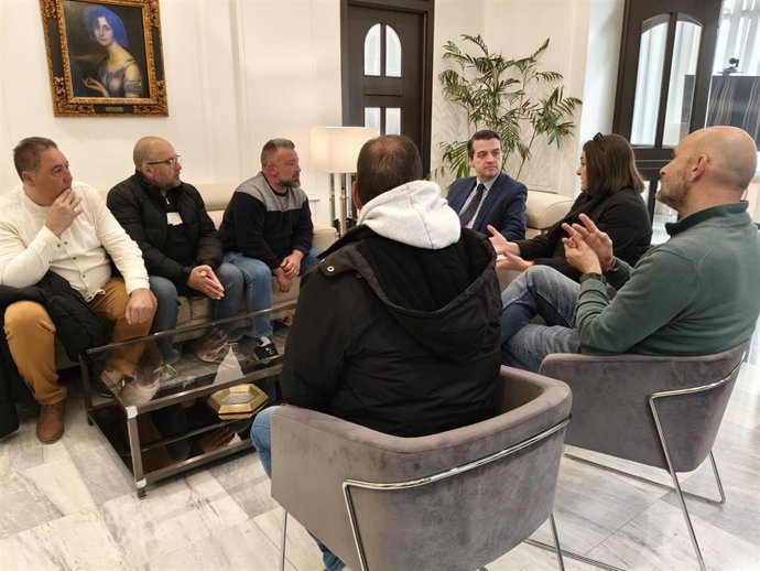 Los representantes de los operadores de grúas-torre se reúnen con el alcalde de Córdoba, José María Bellido, para pedirle que medie ante la directiva de la patronal de la construcción, Construcor.