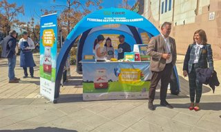 El delegado de Sostenibilidad de la Junta en Granada, Manuel Francisco García, y la concejal de Limpieza de la capital granadina, Ana Belén Sánchez