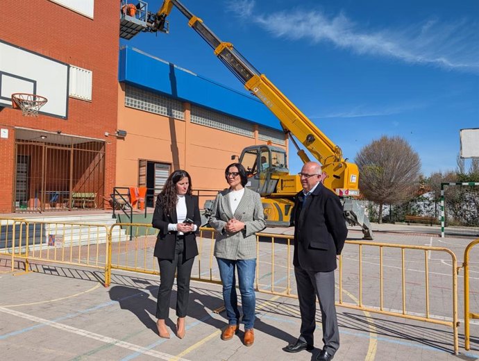 La delegada de Desarrollo Educativo y Formación Profesional de la Junta, María José Martín, visita el IES El Fuerte de Caniles.