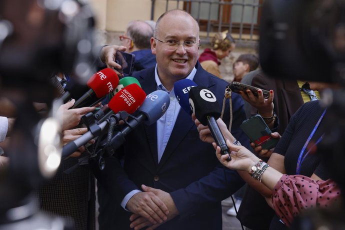 El secretari general del PP, Miguel Tellado, atén als mitjans abans de la mascletà de l'Ajuntament de València