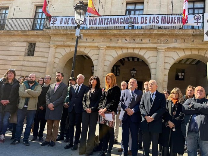 Ana Redondo, durante o minuto de silêncio em Miranda de Ebro.