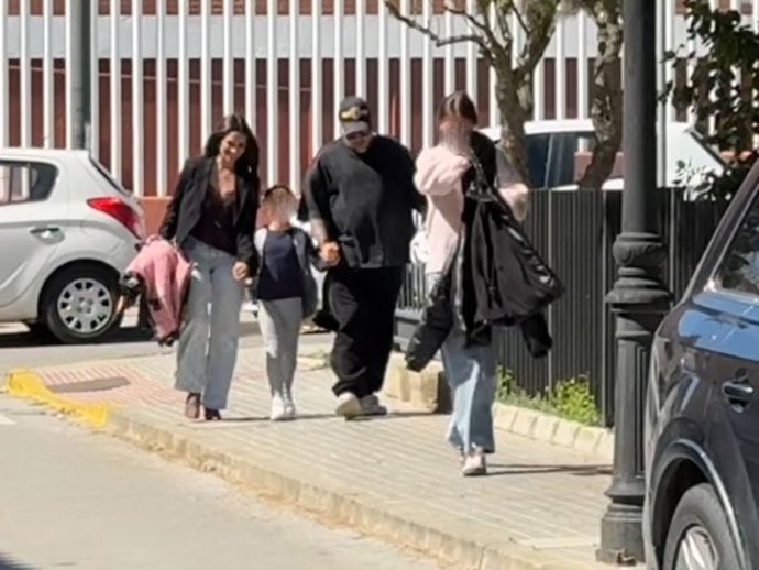 Lola García y Kiko Rivera, recogiendo a la pequeña Carlota en el colegio