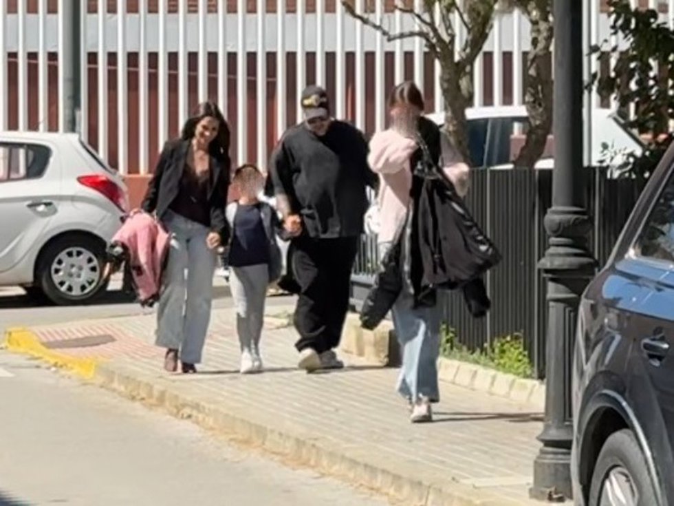 Lola García y Kiko Rivera, recogiendo a la pequeña Carlota en el colegio
