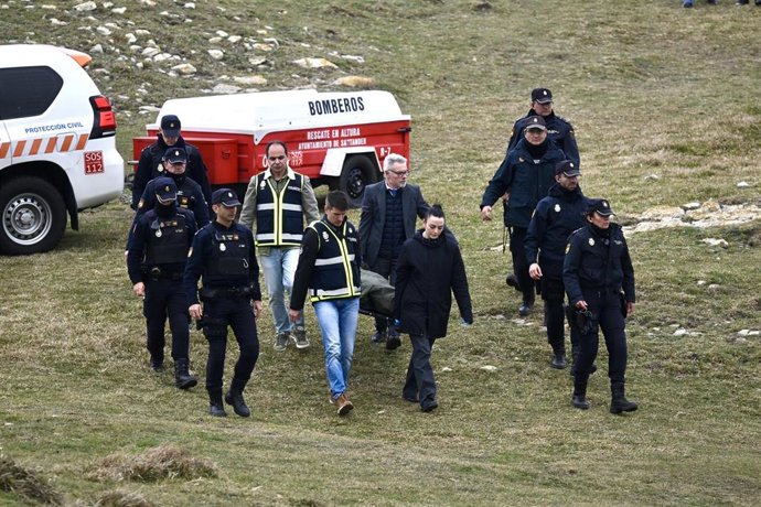 Agentes de los Servicios de Emergencias trabajan en la playa de El Bocal, a 5 de marzo de 2026, en Santander, Cantabria (España). 