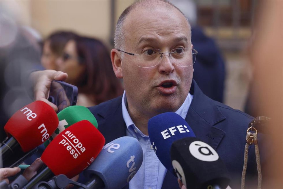 El secretario general del PP, Miguel Tellado, atiende a los medios antes de la masclet del Ayuntamiento de Valencia, a 12 de marzo de 2026, en Valencia, Comunidad Valenciana (España)